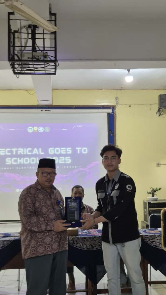 Penyerahan Plakat Kenang-kenangan di SMA Kesatrian 1 Semarang